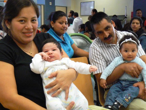 familia con bebes en misa