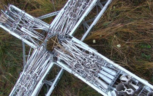 Cruz de los Pecados con instrumentos quirurgicos abortivos