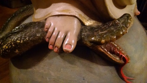 pie de maria aplasta la serpiente fondo