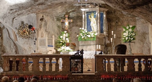 gruta de san miguel en monte sant angelo gargano fondo