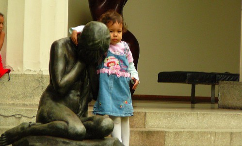 nina consolando una estatua