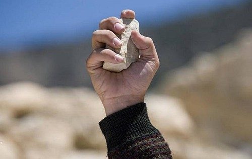 mano con una piedra perdon