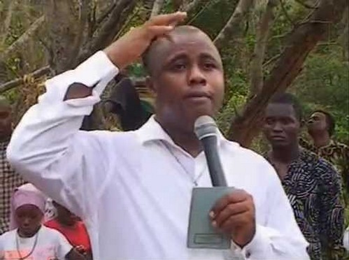 bernabe nwoye hablando con microfono