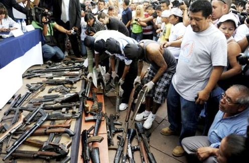 pandillas de el salvador entregando armas