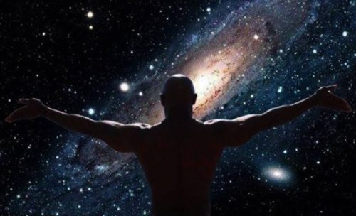 hombre mira las galaxias