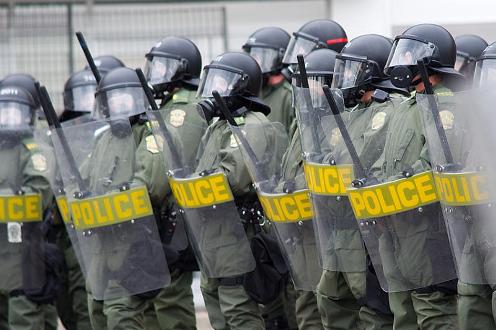 policia con escudos