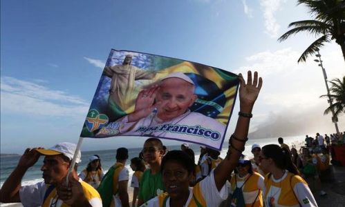 jovenes en rio con bandera de francisco