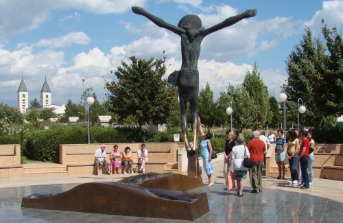 sacando agua de la pierna de cristo de medjugorje