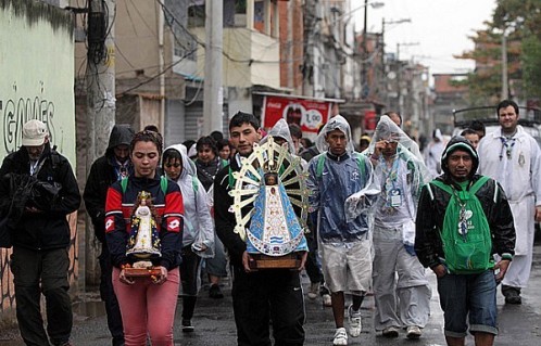 peregrinos argentinos en favela varginha