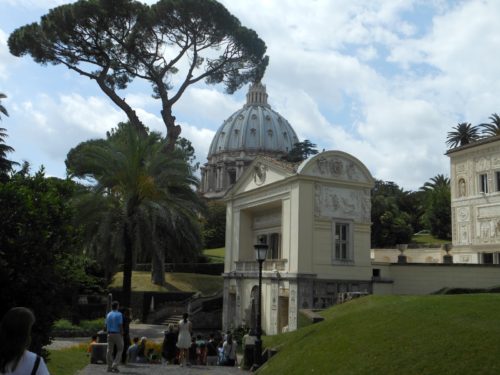 jardin vaticano con san pedro atras