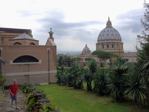 Monasterio Mater Ecclesiae se ve san pedro al fondo