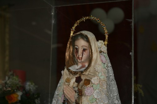 imagen de la virgen llora sangre fondo