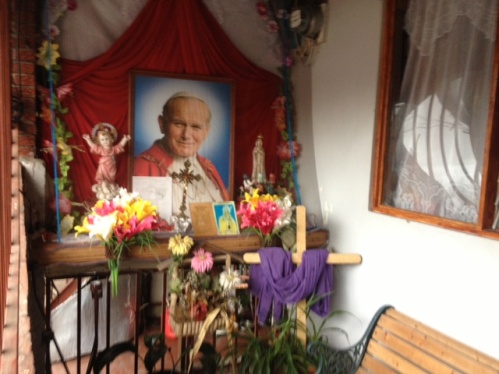 altar en la casa de floribeth mora