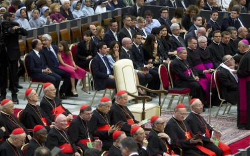 silla vacia de francisco en el concierto