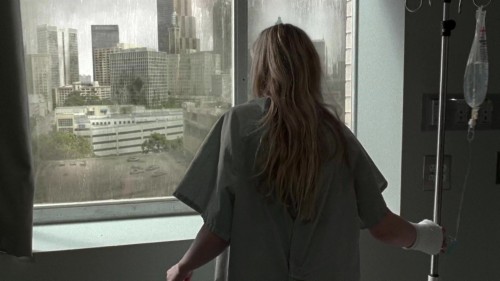 mirando para afuera de un hospital