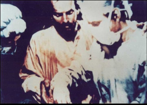 jesus al lado de un cirujano