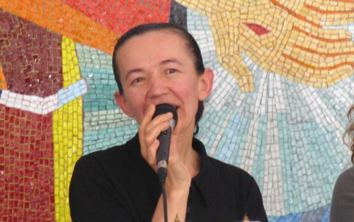 vicka medjugorje con microfono