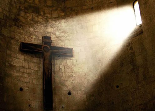 exorcismo cruz en penumbra