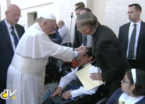 imposicion de manos de francisco luego de misa de pentecostes