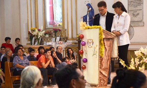 familia en la iglesia