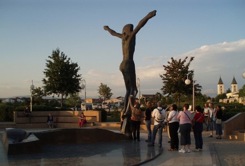 estatuta que exuda en medjugorje