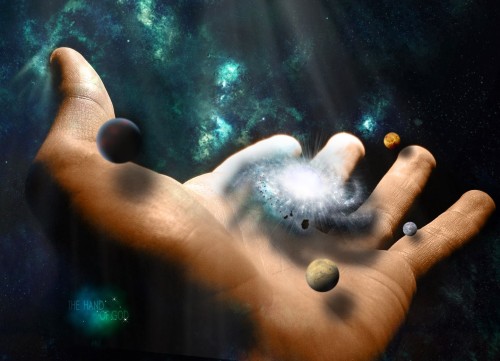 mano con galaxias adentro