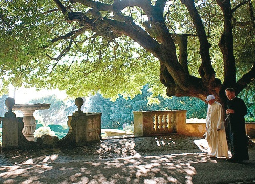 benedicto xvi paseando por castelgandolfo