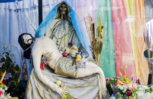 santa-muerte-con-cristo-en-sus-brazos-muerto