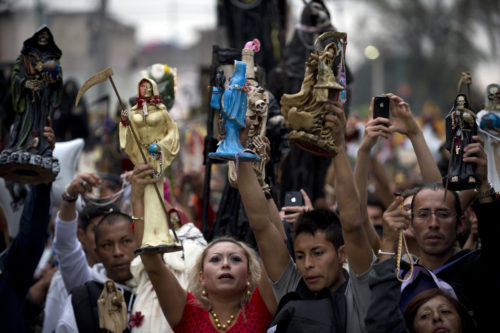 fieles-muestran-images-de-la-santa-muerte