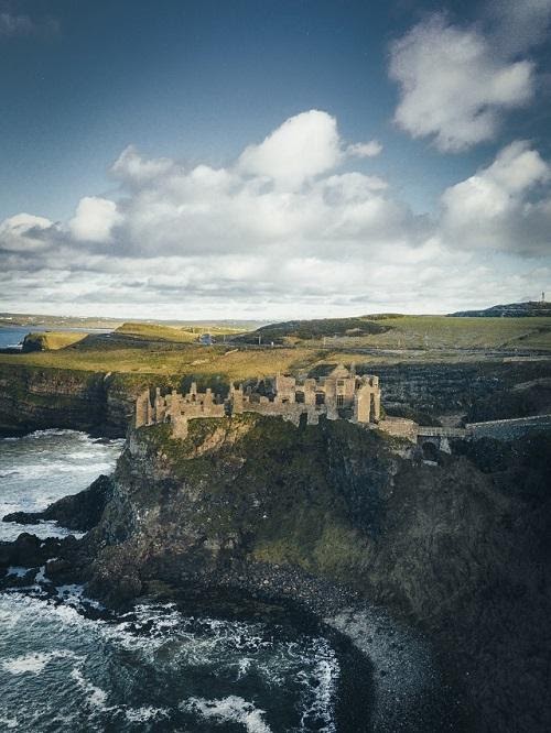 Ruins of a castle atop a hill in Ireland.jpg