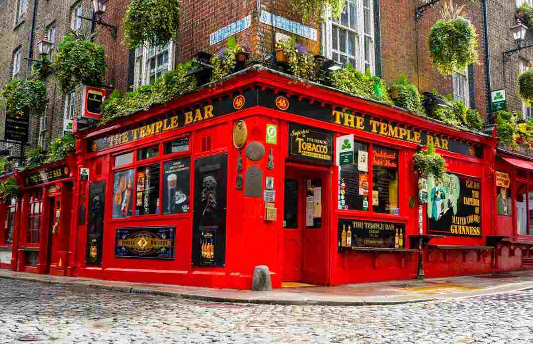 Dublin hostels temple bar pub crawl