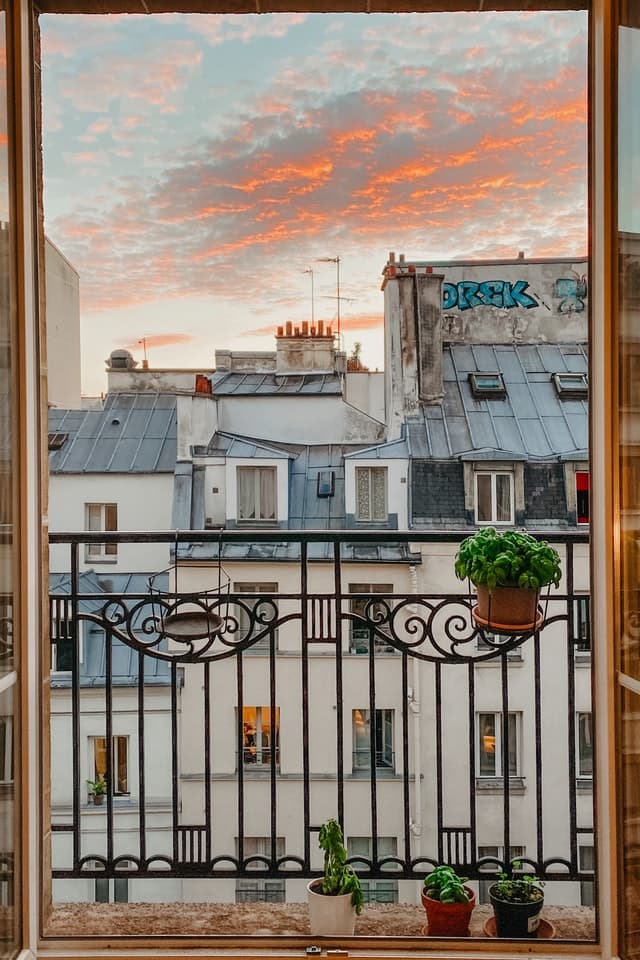 Private room close to arc de triomphe