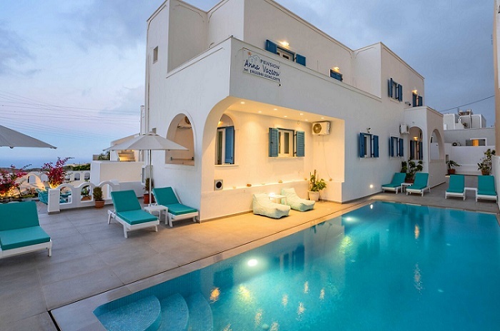 Anna Pension Santorini for partygoers