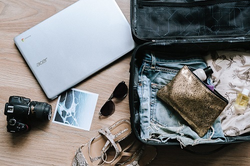 Packing up for a trip with the help of packing apps.