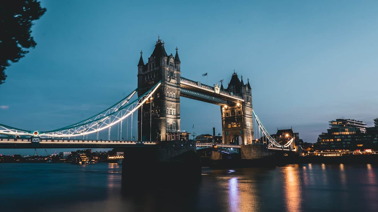 london bridge uk night