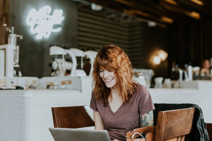 freelancer in a cafe