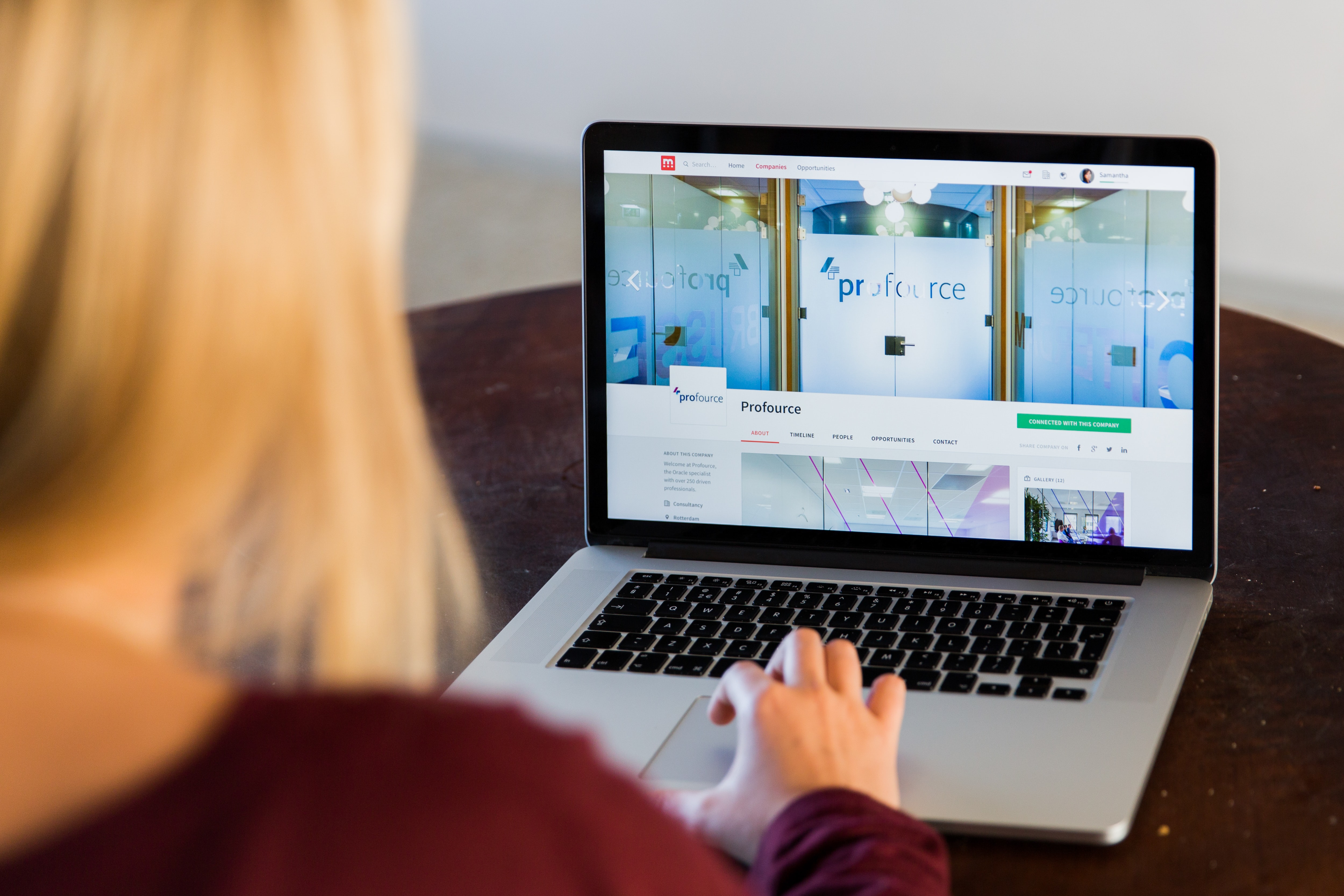 Employee using AI recruiting software