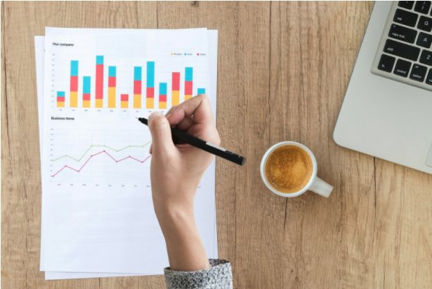 A person notating an analytic report