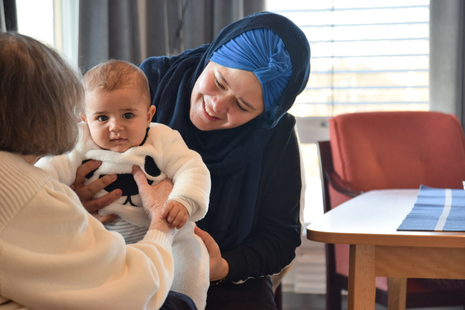 Dame overrekker baby til eldre kvinne på sykehjem