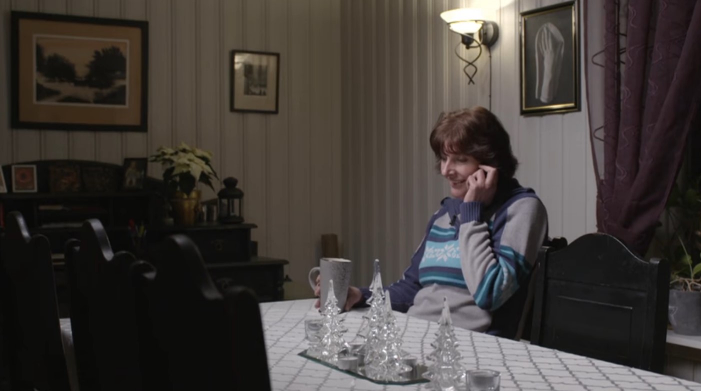 Dame som snakker i telefon