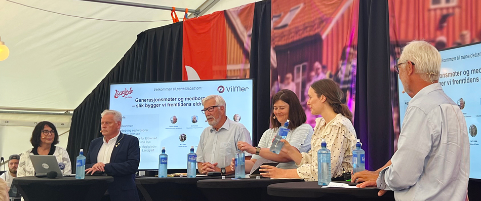 seks personer på scenen under paneldebatt