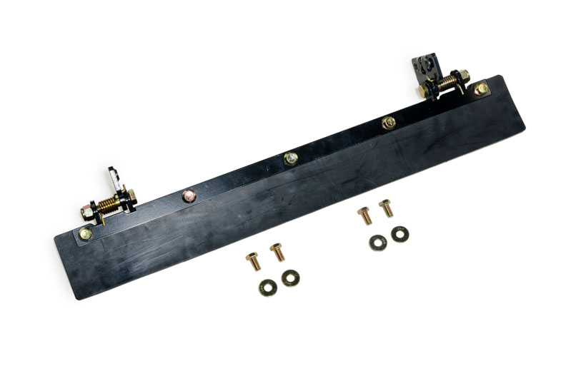 Image of a rectangular piece of rubber and 4 bolts and washers on a white background
