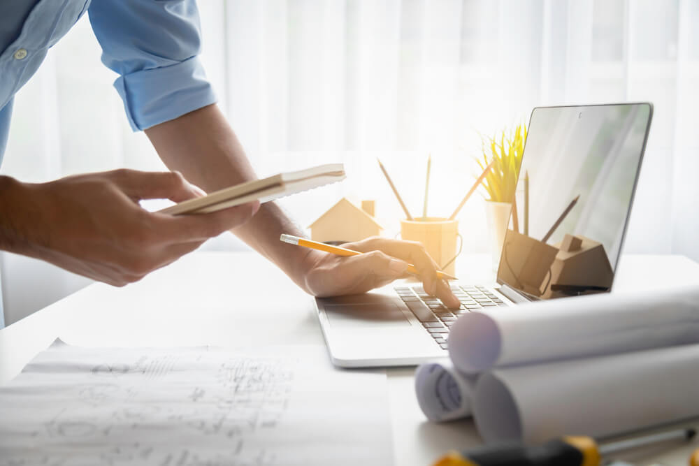 general contractor tracking bid on computer