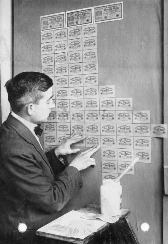 Mężczyzna używający banknotów zamiast tapety