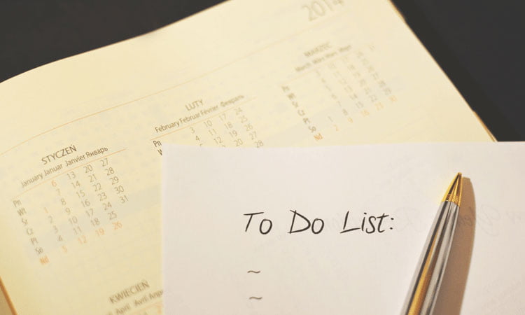 stay productive in the office - organise your to do list in the morning