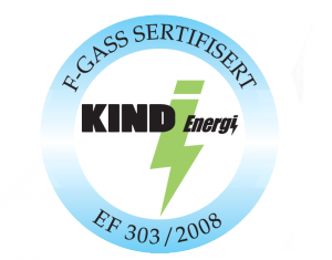 Kind Energi logo. Logoen er designet med Kind Energi med et grønt lyn mellom Kind og energi. I en blå ring rundt står det F-gass Sertifisering.