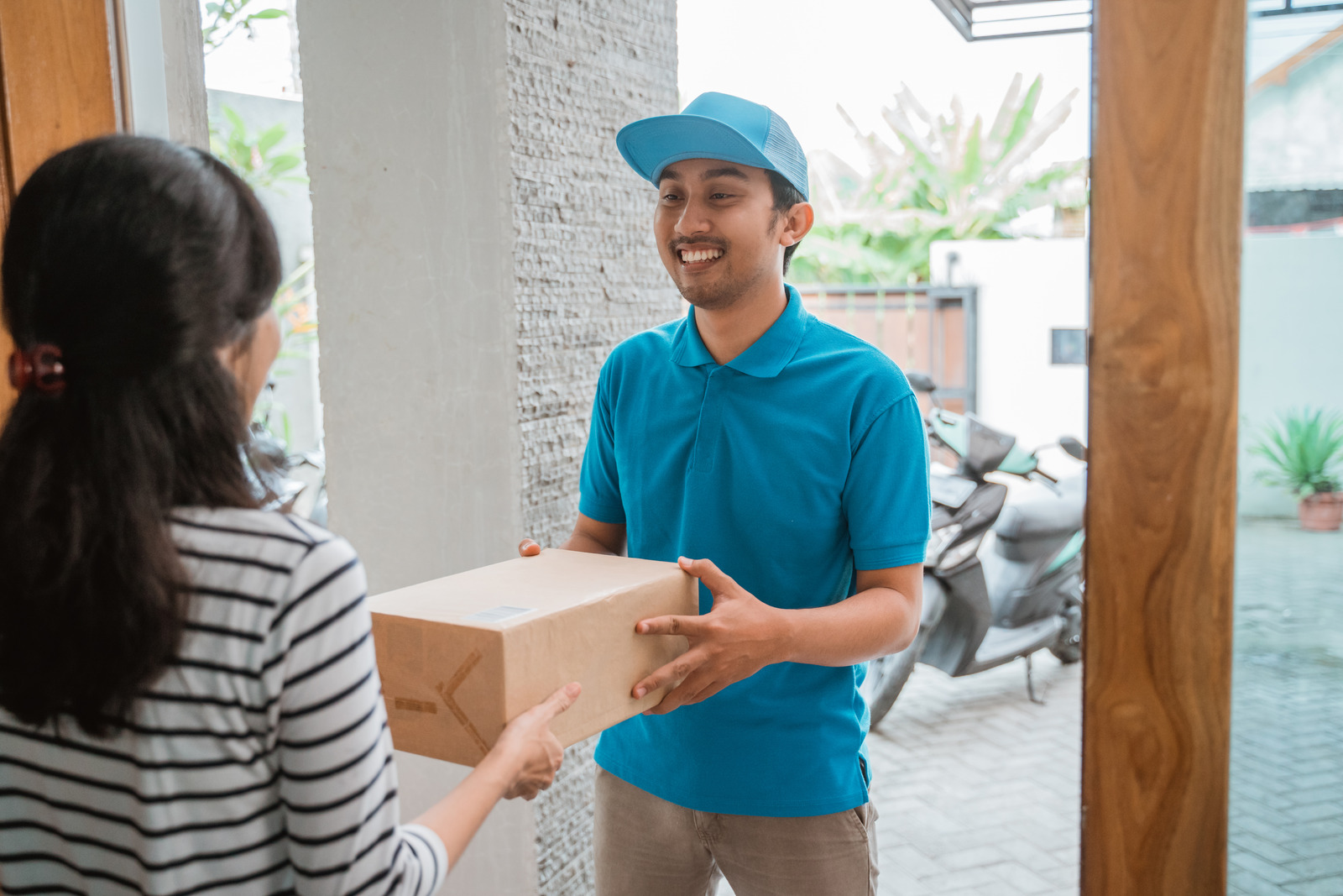 What is a Courier? Courier vs Postal Service