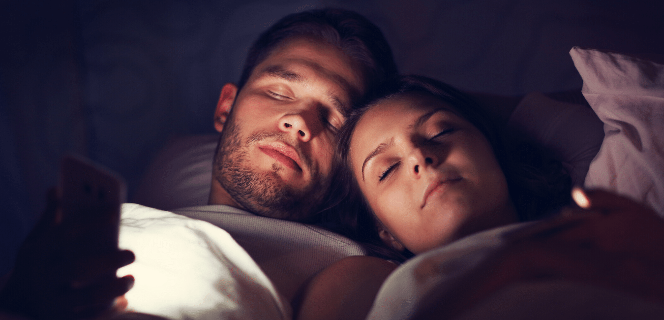 Pareja de personas que se queda dormida con el celular prendido