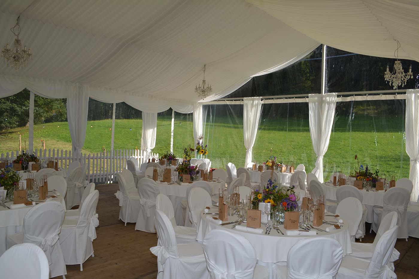 "Partyverleih Schwarz" – Möbel & Partyzelte für eure Hochzeit