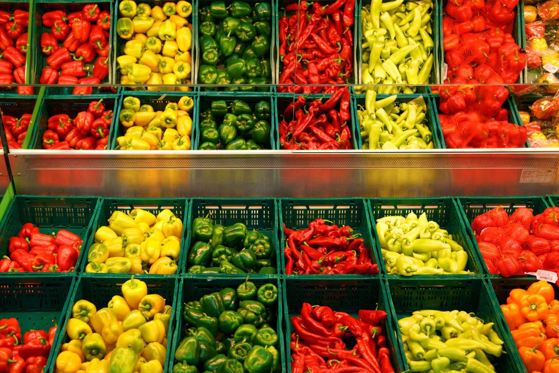 Market raflarındaki biberler